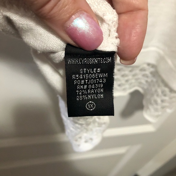 White 1X women’s  T-shirt with embroidery on the bottom surrounding - Picture 6 of 8